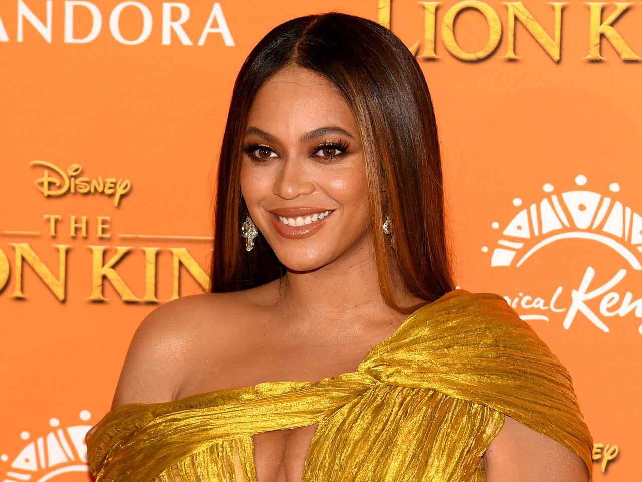 ビヨンセ4歳の双子がモデルとして母親をサポート、成長した姿を見せる