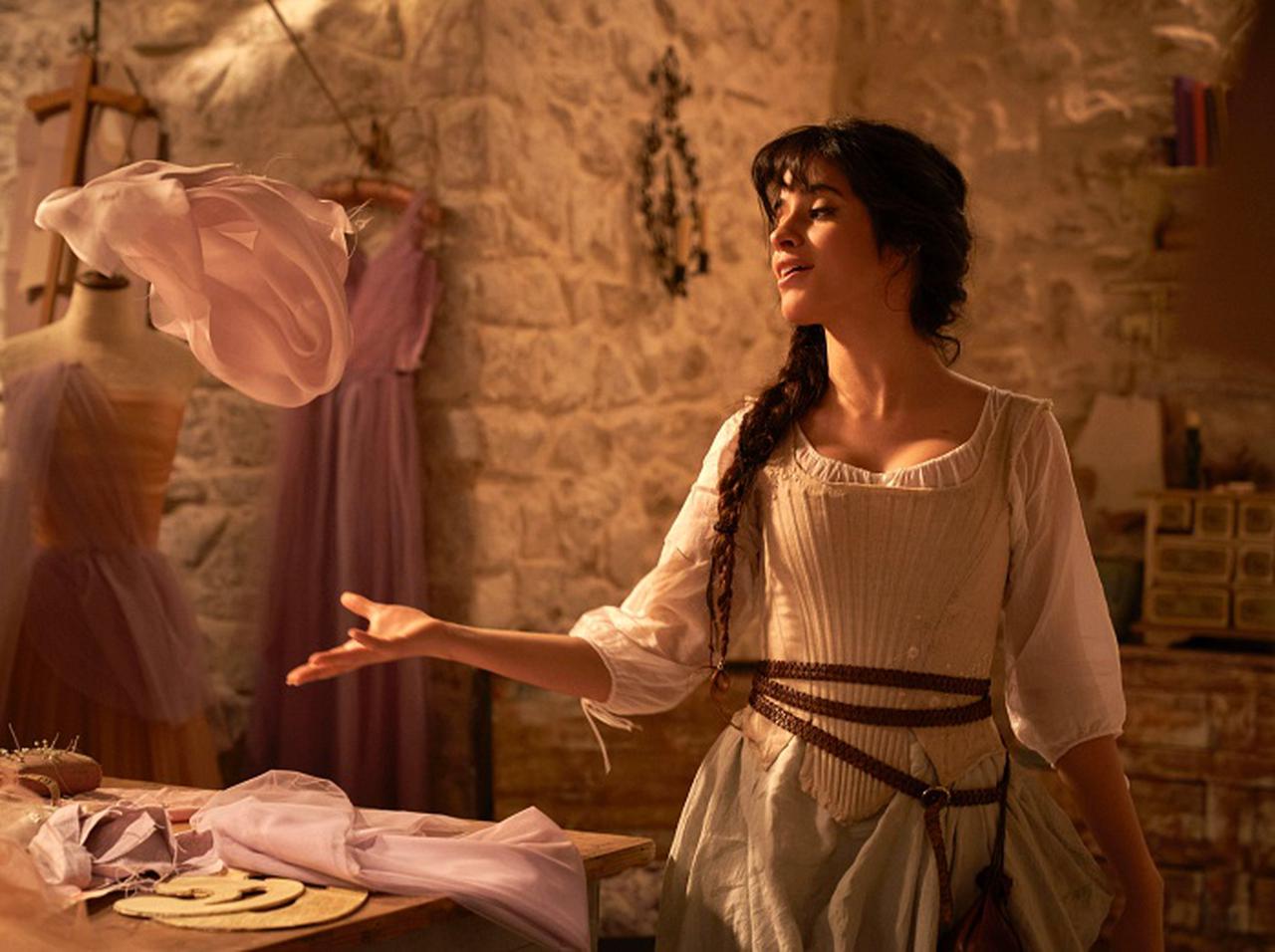 男性視点で語られてきた『シンデレラ』を女性視点で描きたかった、カミラ・カベロ主演『シンデレラ』監督