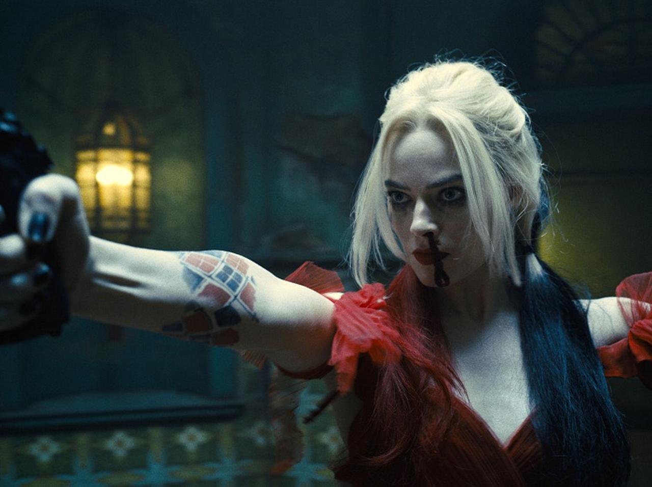 ハーレイ・クイン役マーゴット・ロビー、足の指が器用すぎてスタントマンを起用せず行なった『ザ・スーサイド・スクワッド』の「あのシーン」とは?