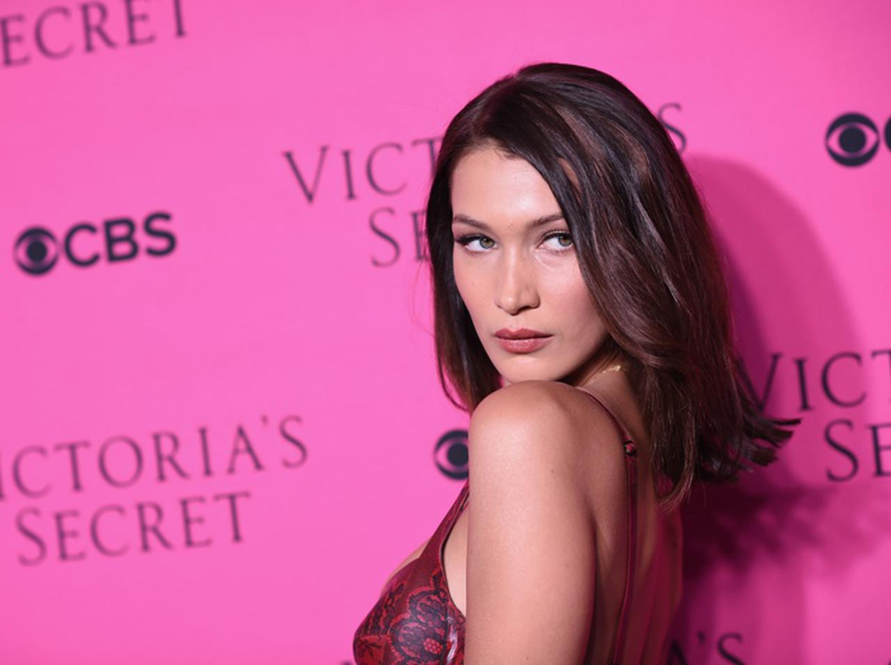 ベラ・ハディッド、今だから言える深くスリットが入ったセクシードレスを着た時の本音