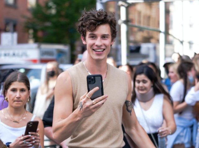 ショーン・メンデスが大勢のファンに囲まれる、その様子を「あのセレブ」が“上”から目撃【写真アリ】