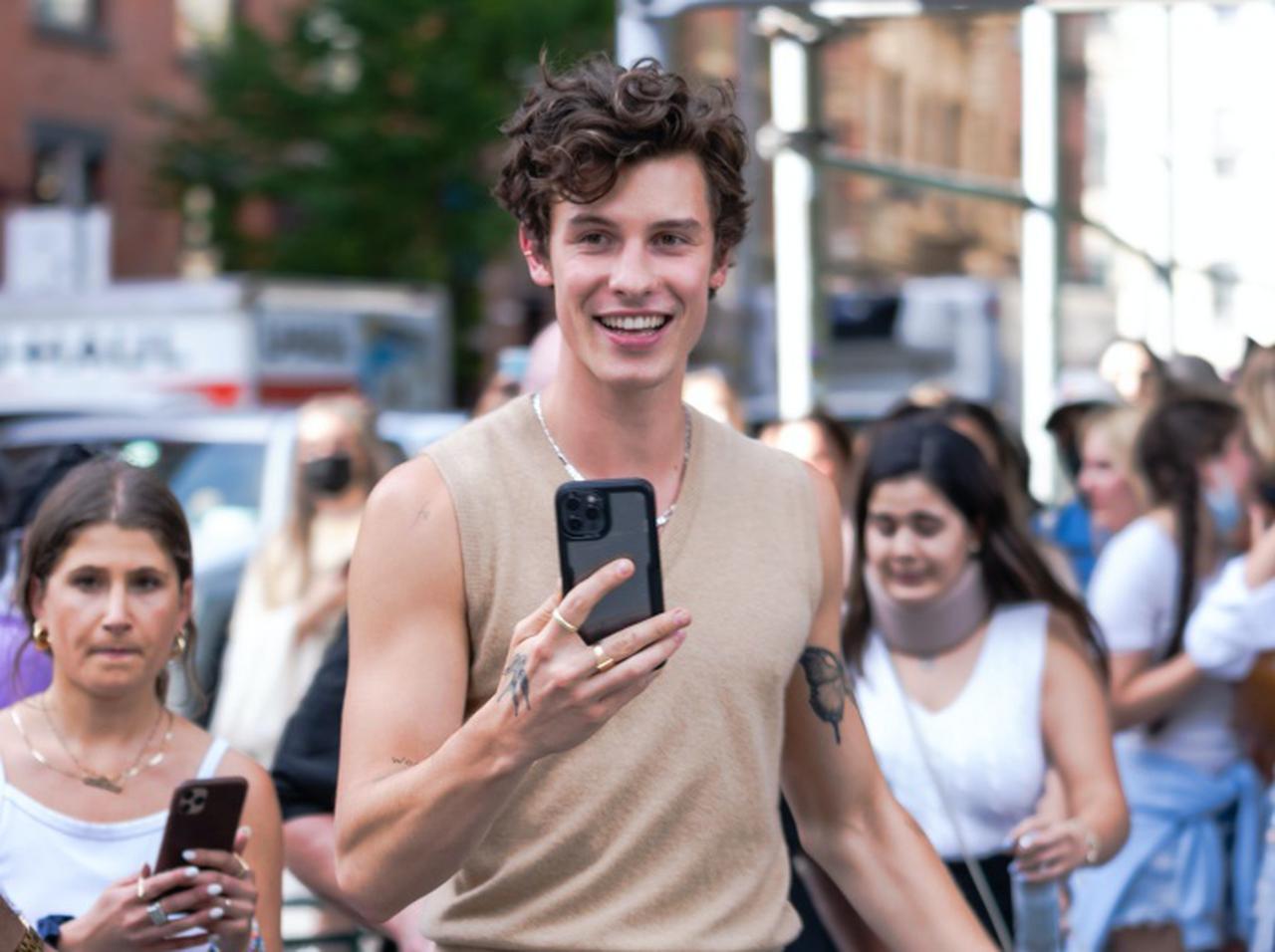 ショーン・メンデスが大勢のファンに囲まれる、その様子を「あのセレブ」が“上”から目撃【写真アリ】