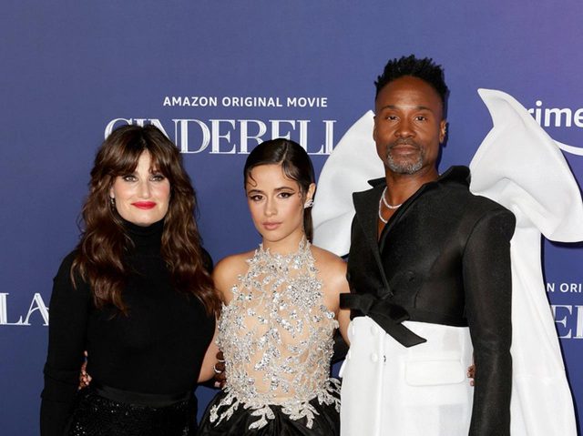 『シンデレラ』プレミア、カミラは豪華な衣装、ビリーはリボンを背負って登場