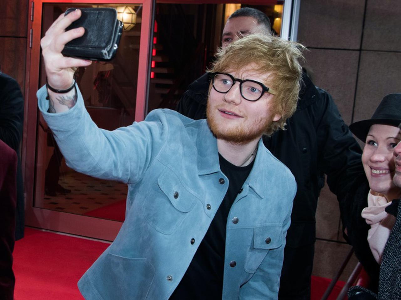 エド・シーランが4年ぶりにゲットした携帯はまさかの「ガラケー」、しかも…