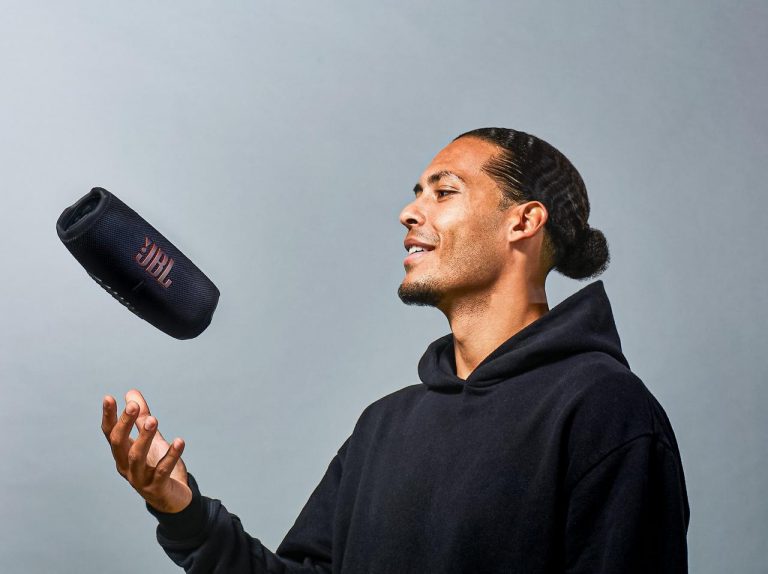 JBLイヤホンを3名様に！サッカー選手フィルジル・ファン・ダイクがアンバサダーに就任