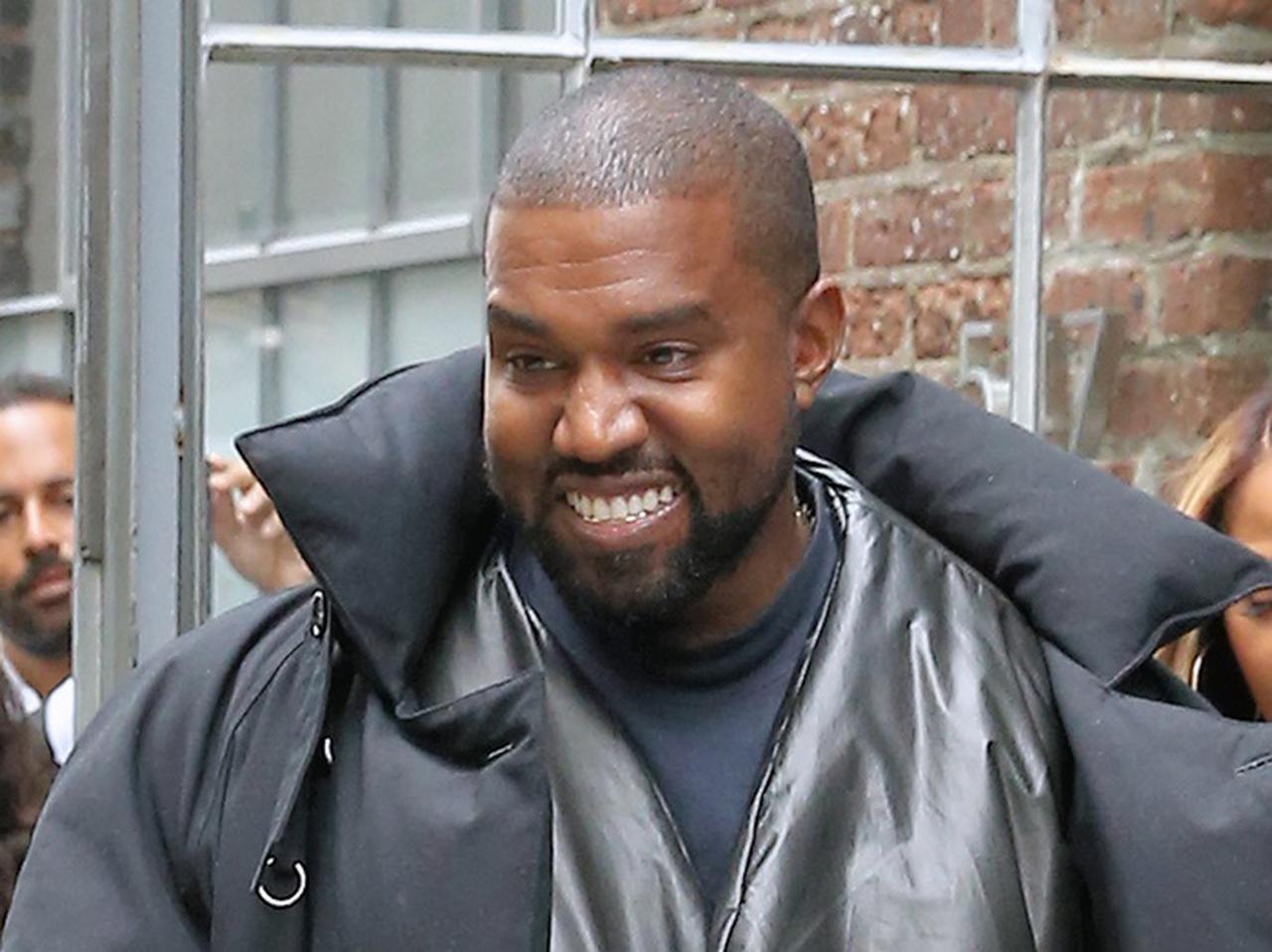 カニエ・ウェスト、問題がありながらもチャート席巻!グッズはバレンシアガとコラボ