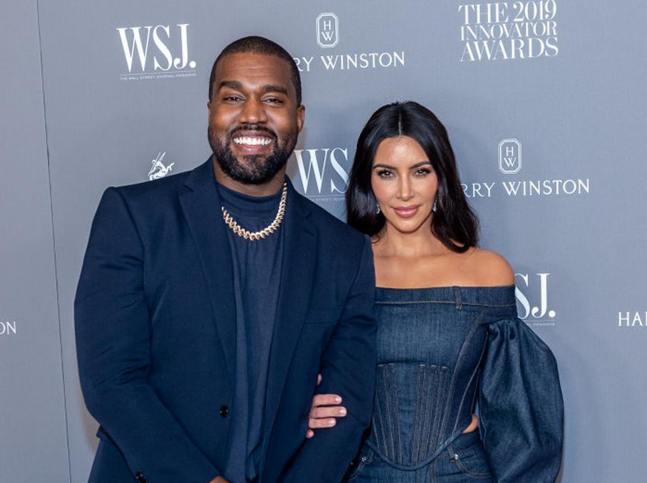 カニエ・ウェスト、離婚申請中の妻キムのウェディングドレス姿に笑みを浮かべる