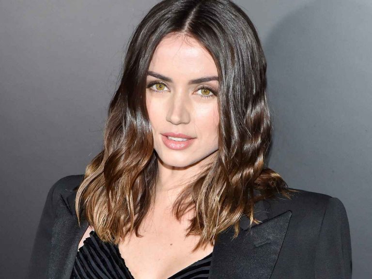 アナ・デ・アルマス、顔のむくみを即効解消する“裏ワザ”をシェア