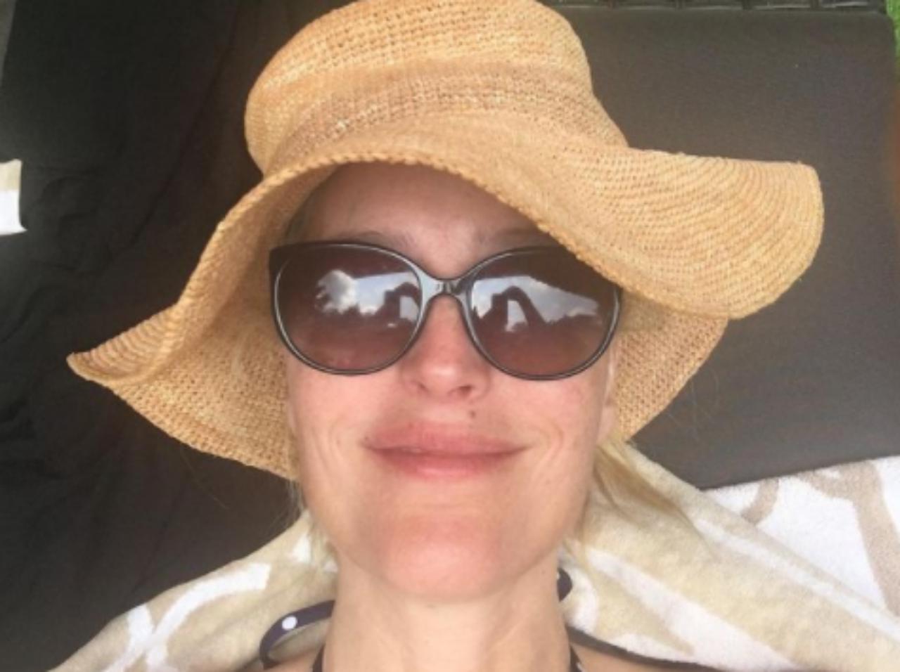 『X-ファイル』スカリー役、53歳の誕生日に公開した水着写真が素敵!