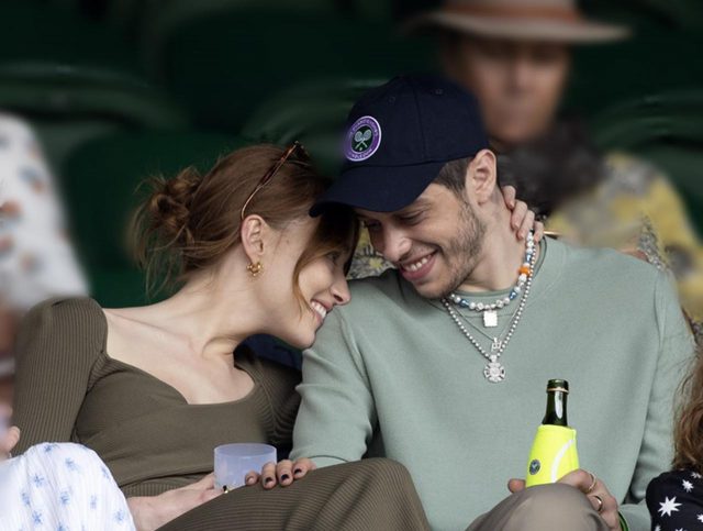 『ブリジャートン家』ダフネ役、アリアナ・グランデ元婚約者と破局か