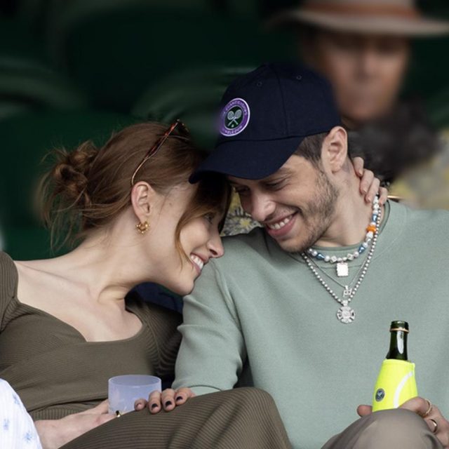 『ブリジャートン家』ダフネ役、アリアナ・グランデ元婚約者と破局か