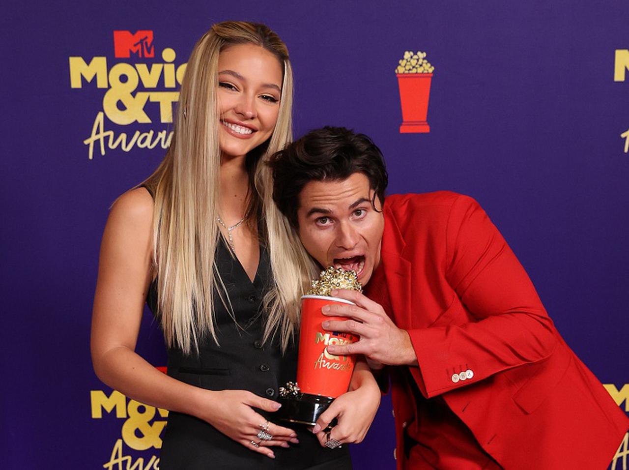 ドラマ『アウターバンクス』発のリアルカップルに注目！ジョン・B役チェイス・ストークス×サラ役マデリン・クライン