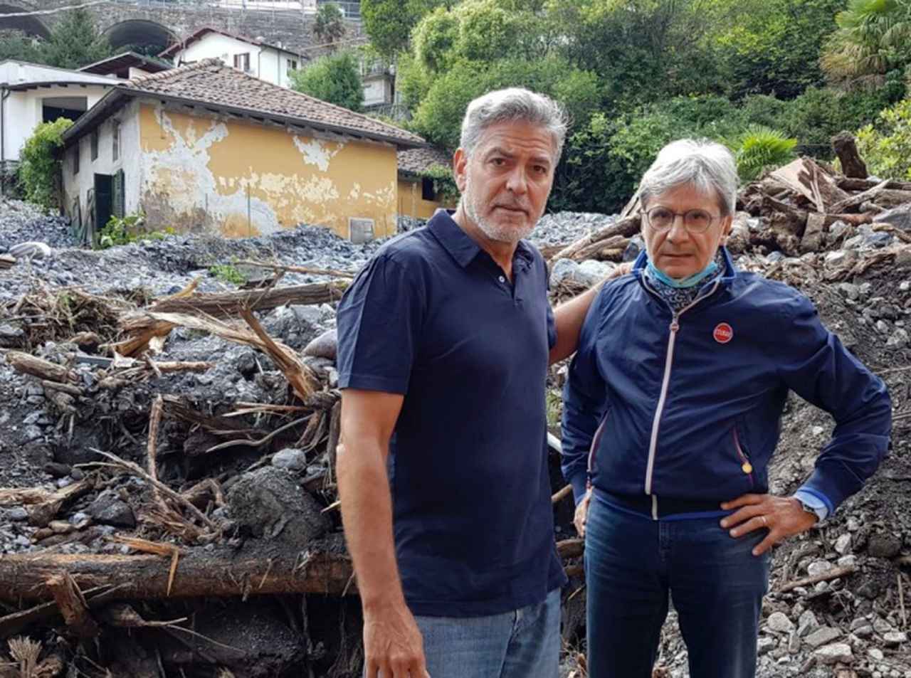 ジョージ・クルーニー、洪水の被害に遭った地域の救済活動に参加