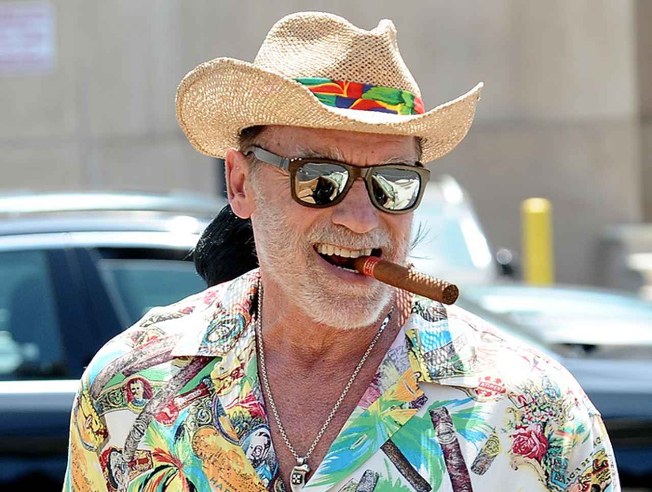 アーノルド・シュワルツェネッガー、葉巻×ヴィンテージカーが完全に映画の世界