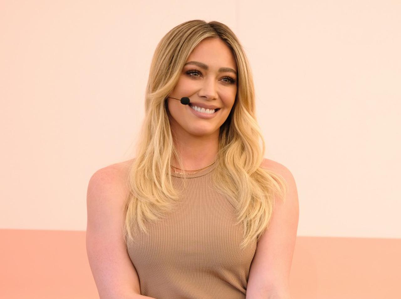 ヒラリー・ダフ、デルタ株に「ブレイクスルー感染」したことを明かす