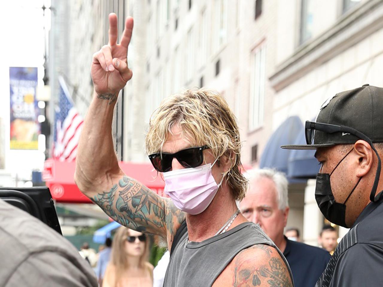 ガンズ・アンド・ローゼズのダフ、パパラッチに余裕の表情