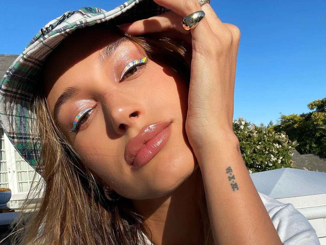 アイラインは“貼る”が最新トレンド!?ヘイリー・ビーバーも取り入れた「アイラインシール」とは