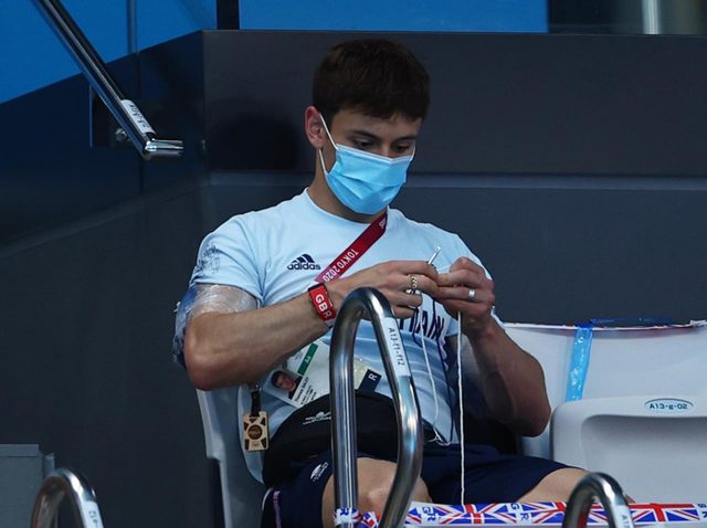 英オリンピック選手、観客席で作っていた編み物が完成！誰のために作っていた？