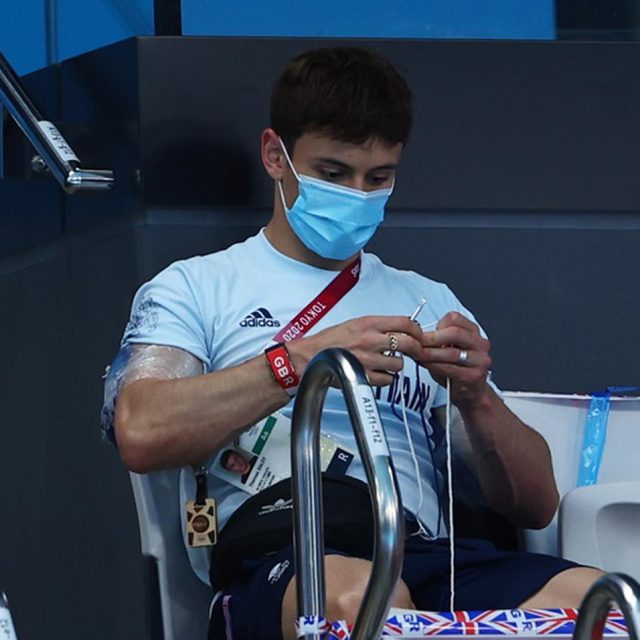 英オリンピック選手、観客席で作っていた編み物が完成！誰のために作っていた？