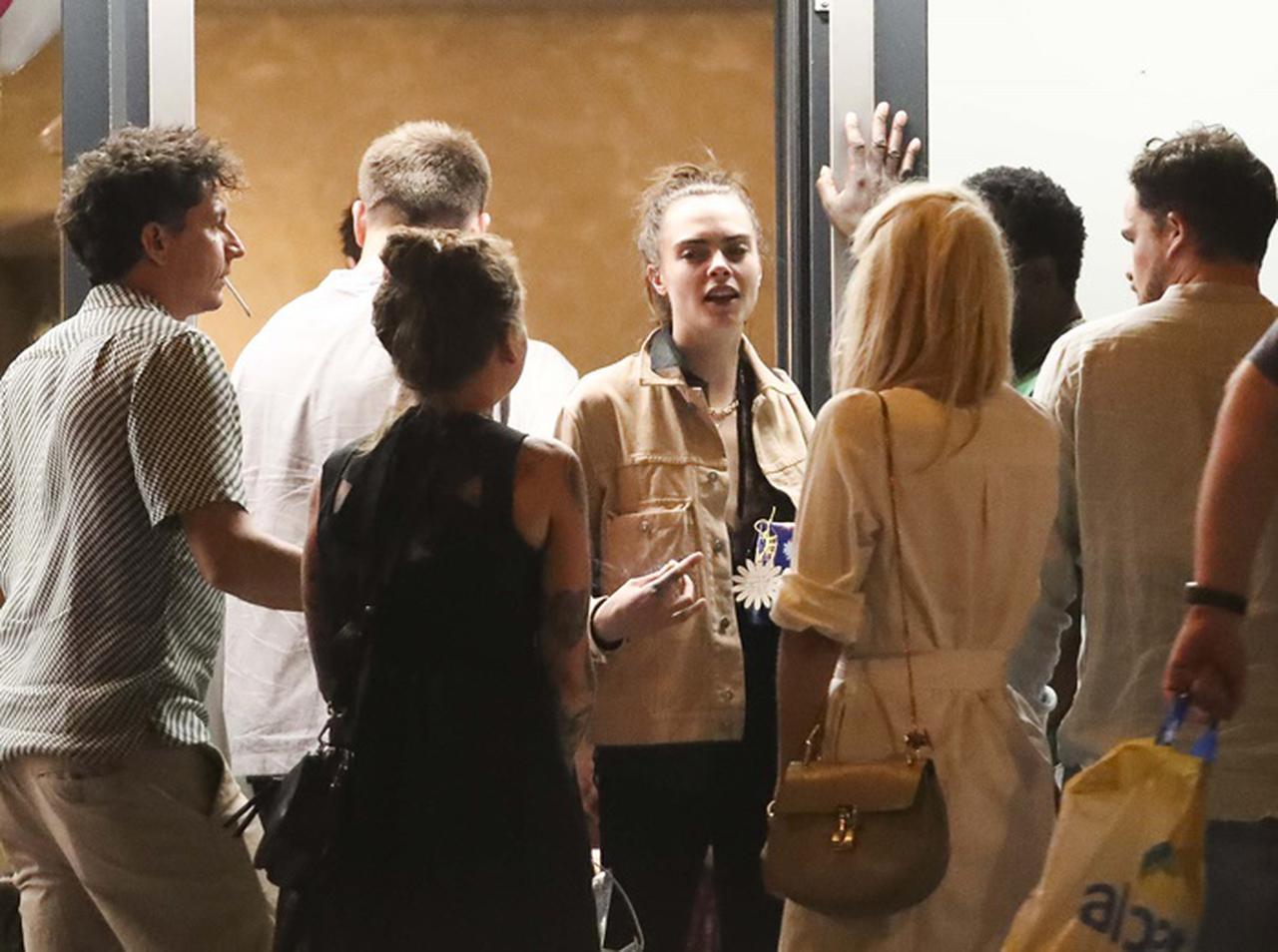 カーラ・デルヴィーニュの誕生日会に警察が出動、一体何が？