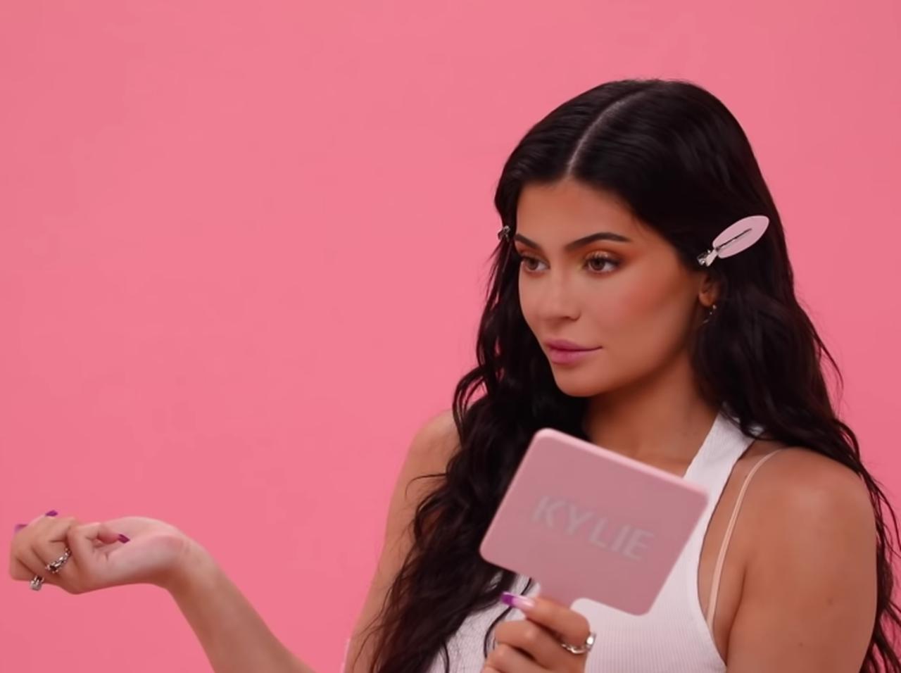 カイリー・ジェンナー、メイクにかかる時間が「3時間半」の『理由』に同情集まる