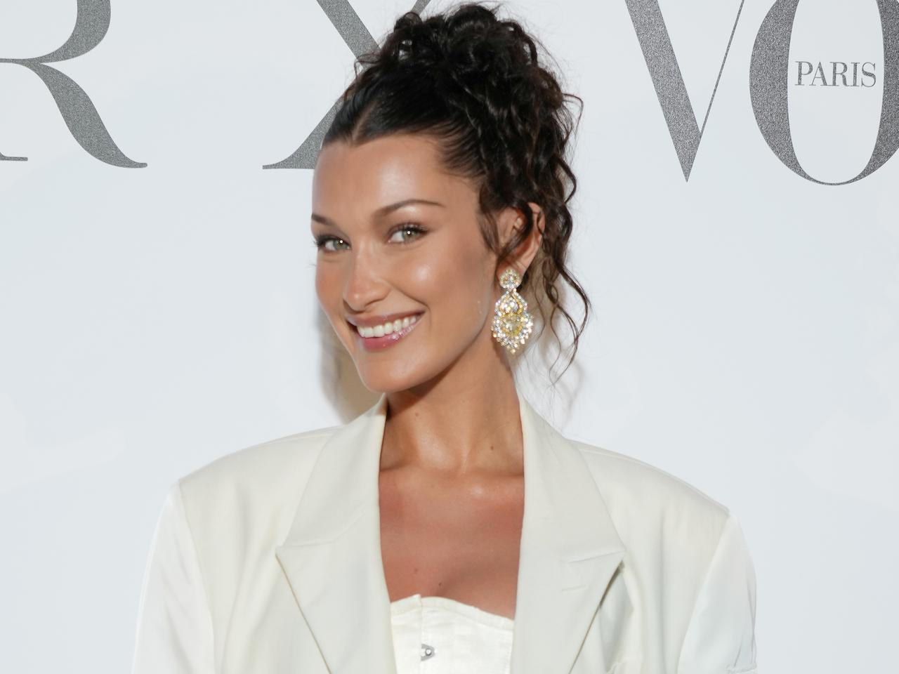 ベラ・ハディッド、旅行先にもっていく「美容ツール」がさすがセレブ