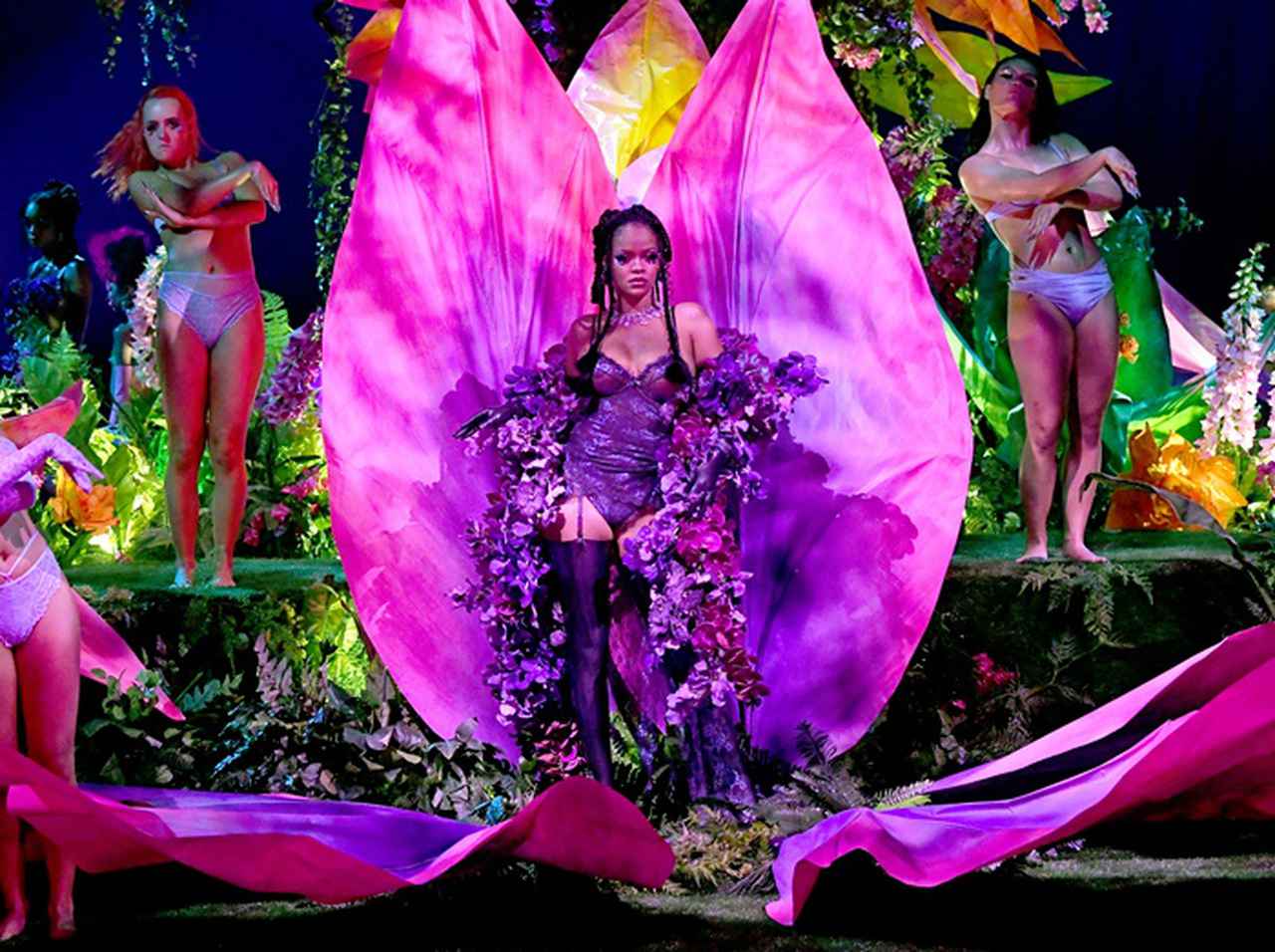 リアーナ、セクシーな姿でランジェリーブランドのコレクションを宣伝