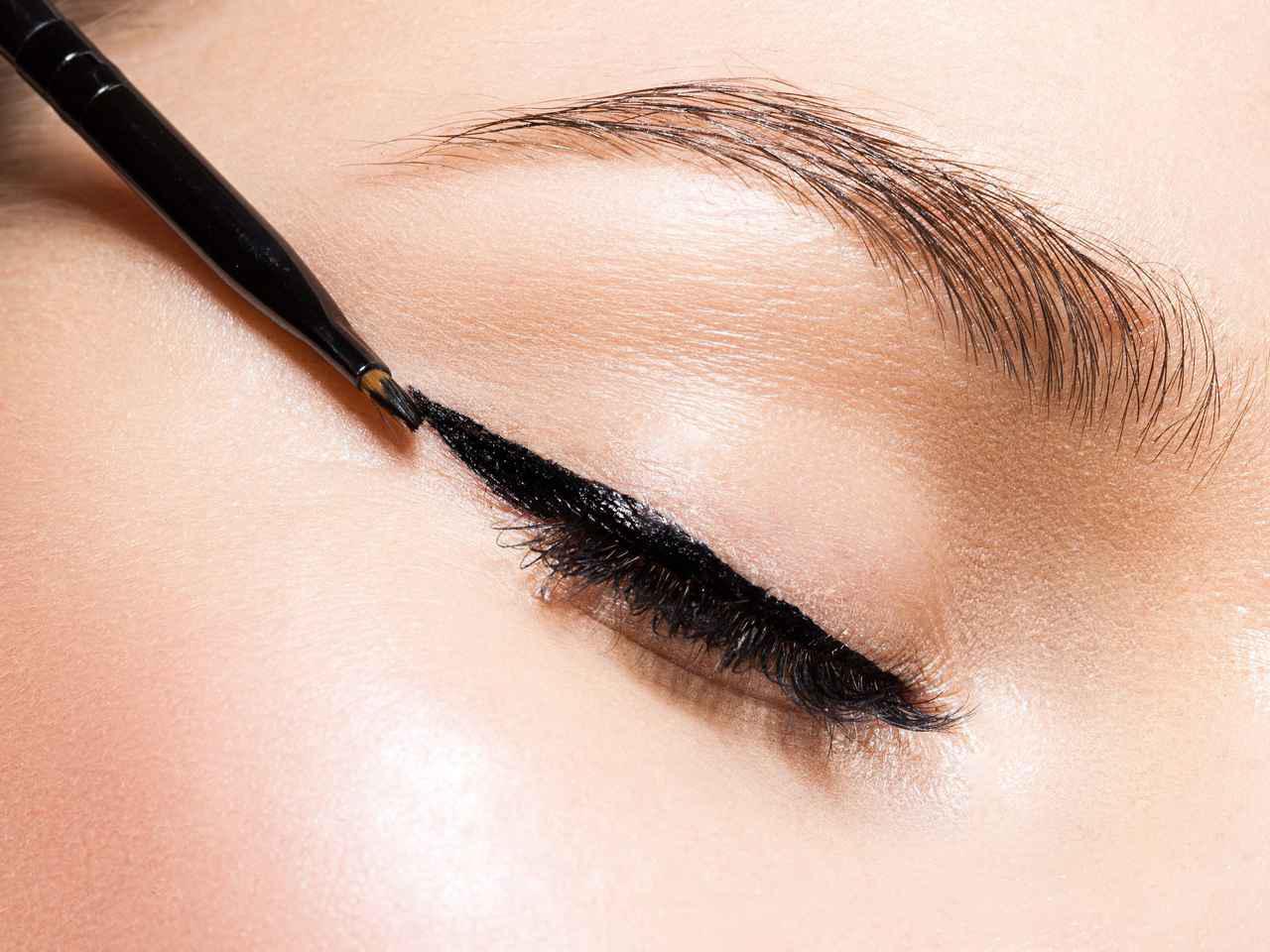 医療用テープを使う?奇抜なアイライナーの引き方がTikTokでバズる