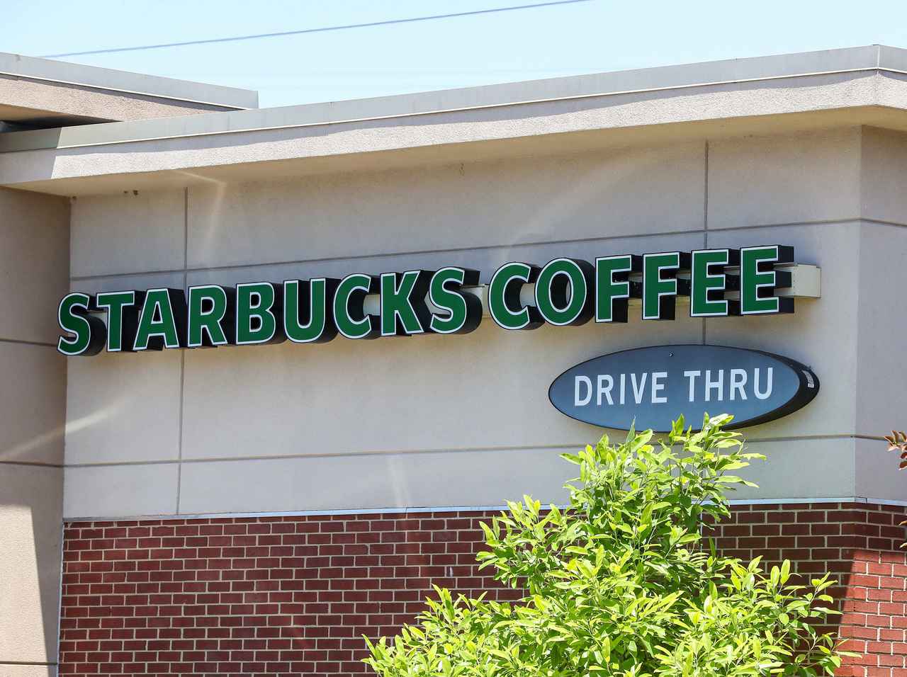 スターバックスで男が店員に銃を向けるも、脅された店員の「親の肩書」がヤバすぎた