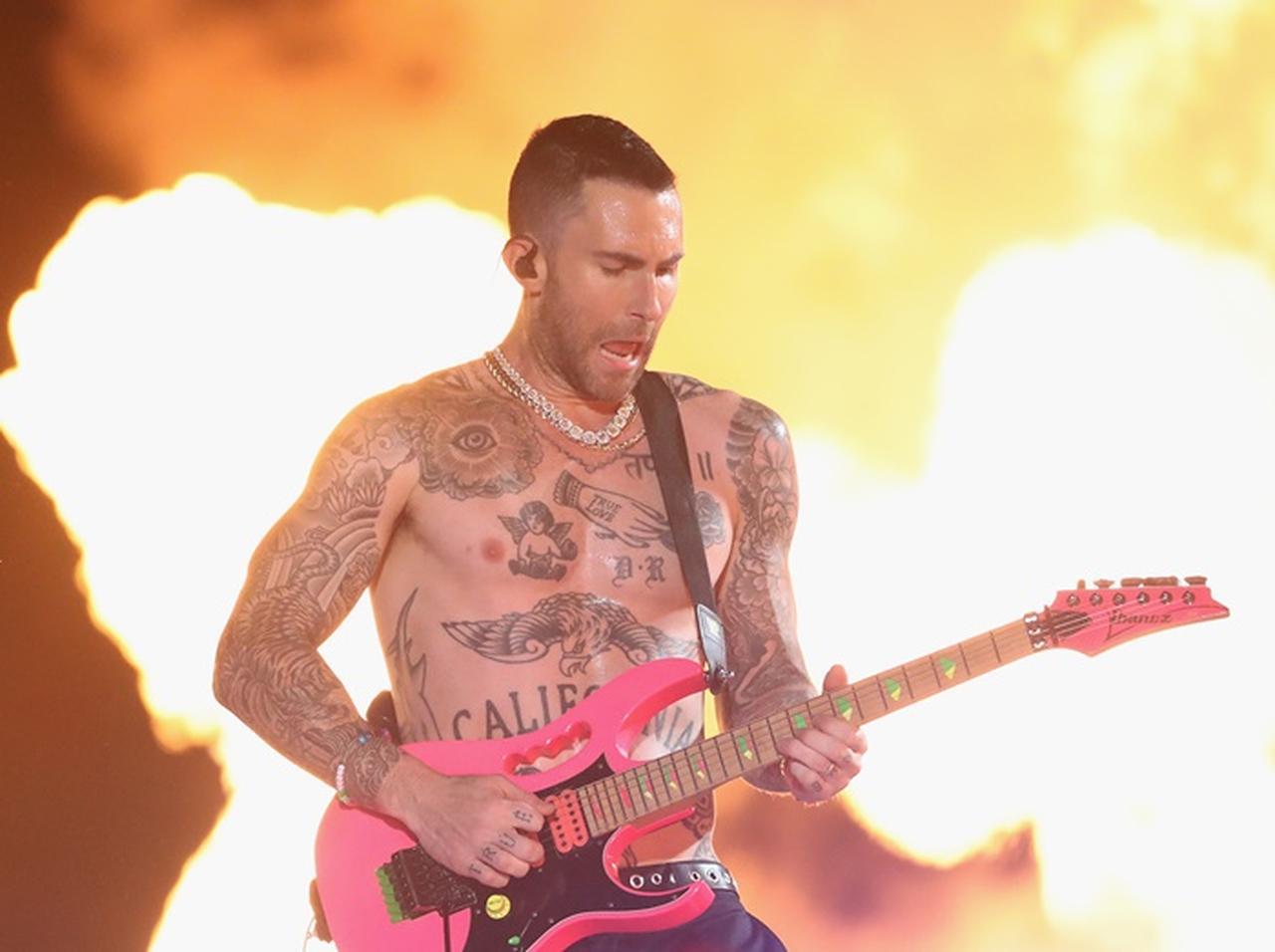 アダム・レヴィーン、2日と13時間かけて脚の巨大タトゥーが完成！一部始終を公開