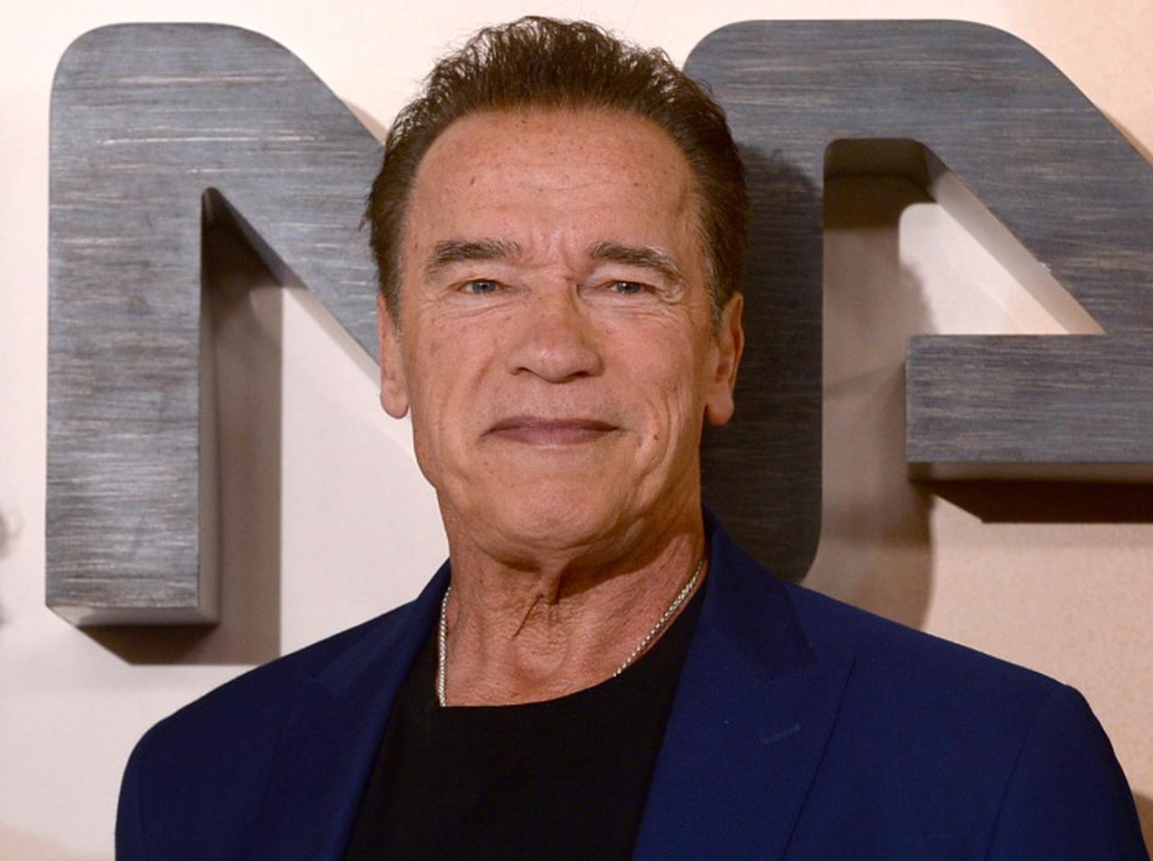 アーノルド・シュワルツェネッガー、マスクやワクチンへの懐疑論を『上腕二頭筋』で叩く