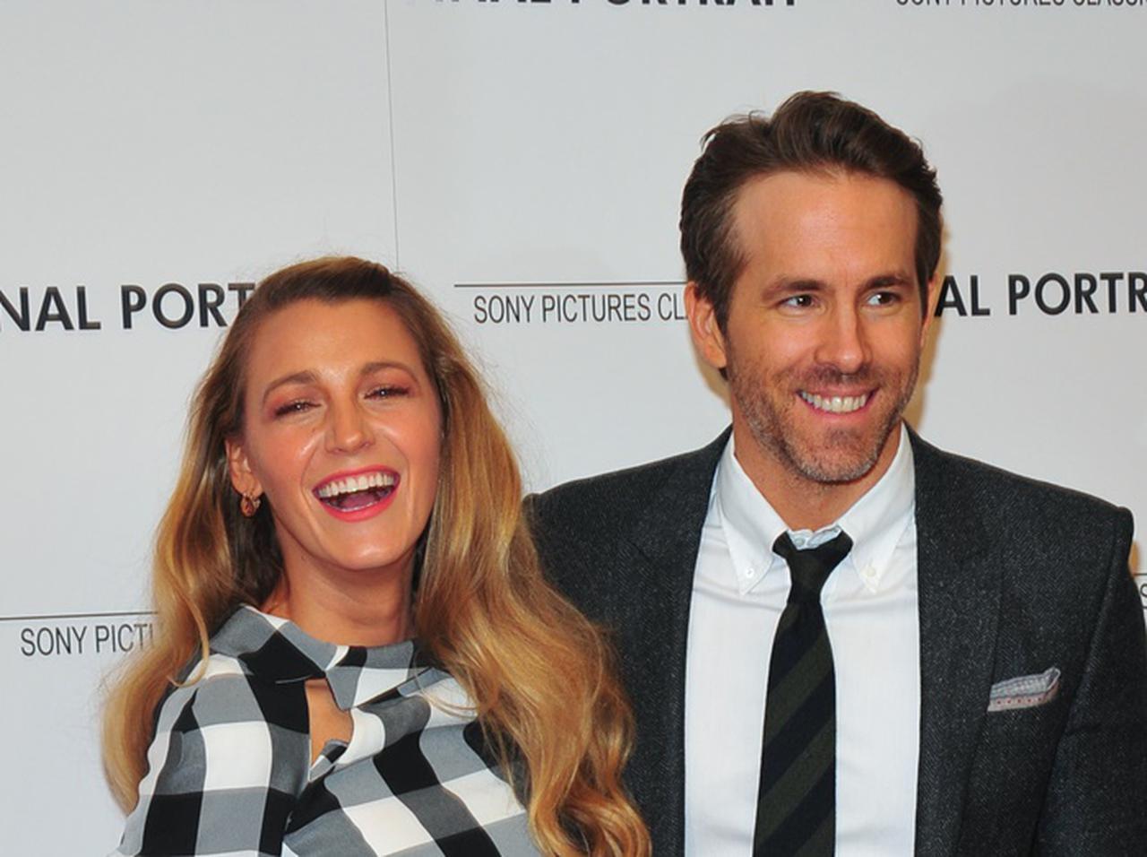 ブレイク・ライブリー、夫ライアン・レイノルズの映画をビキニで宣伝