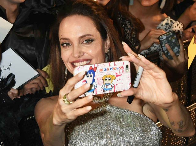 アンジェリーナ・ジョリー、『エターナルズ』共演者に「顔面ケーキ」を食らわせる【動画アリ】