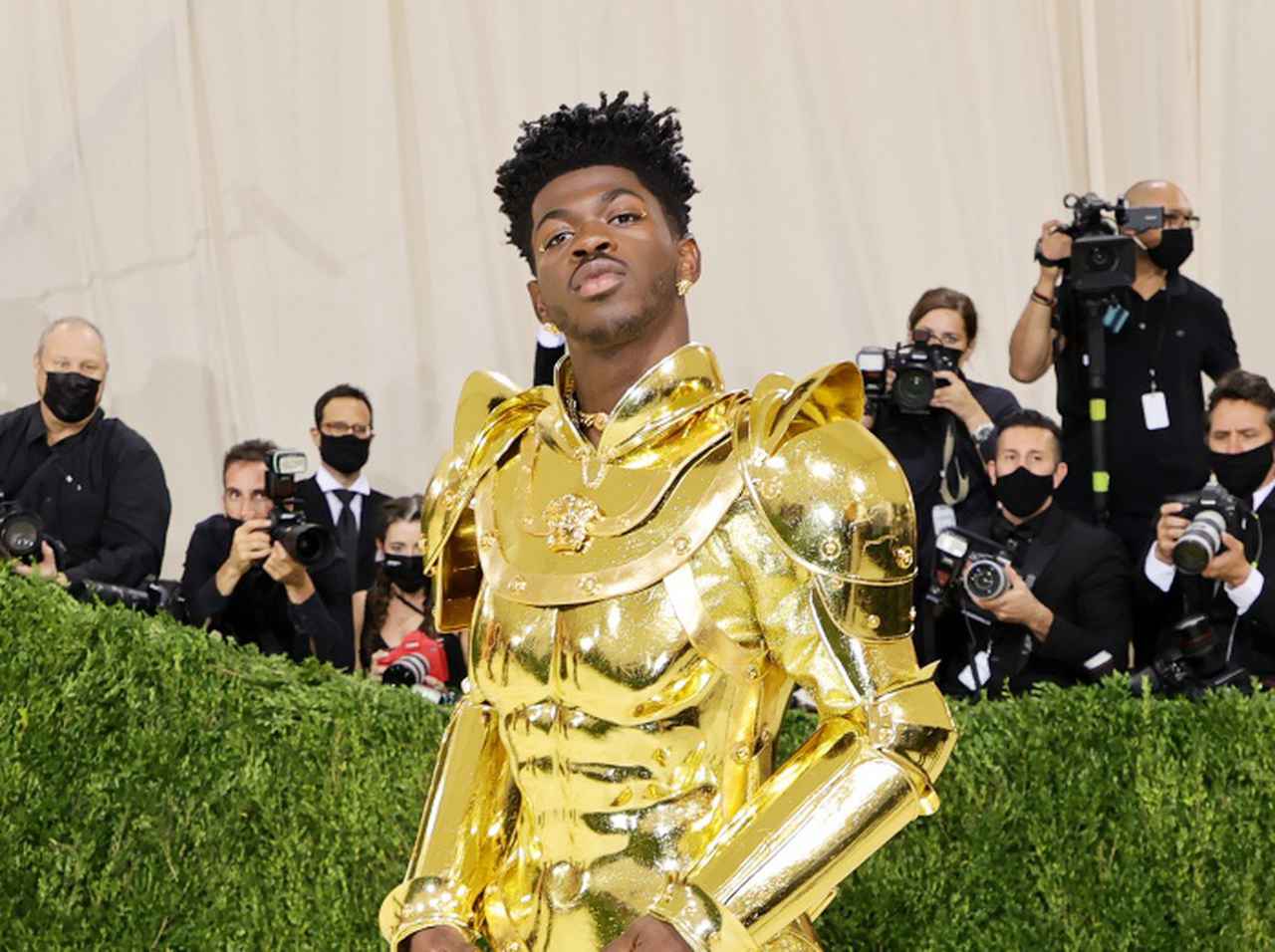 リル・ナズ・X、まるで聖闘士星矢のような黄金の鎧を纏う【メットガラ2021】