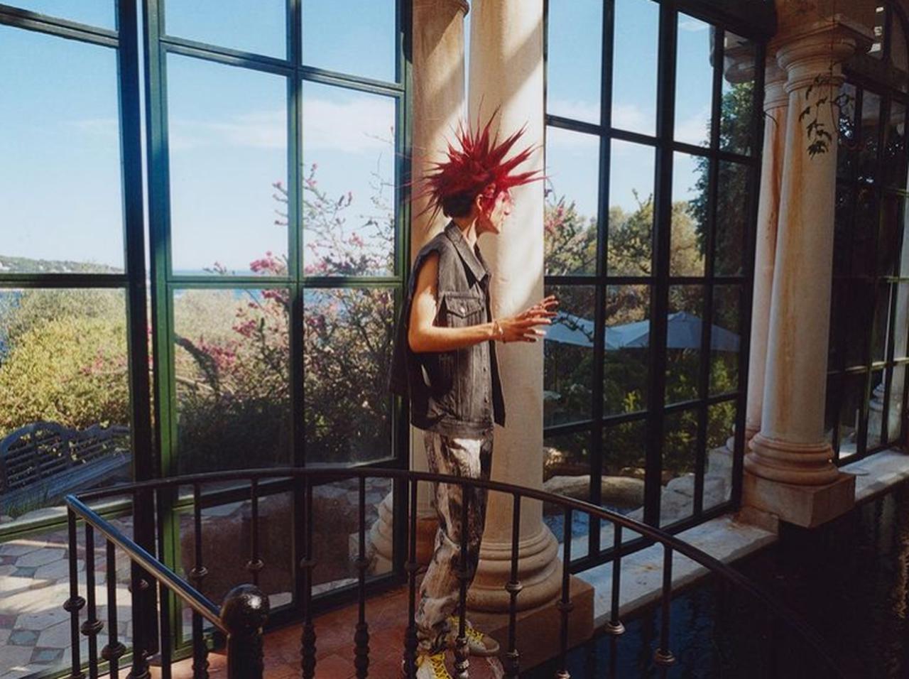 ティモシー・シャラメが真っ赤なスパイクヘアに!イメチェンにもほどがある【画像アリ】