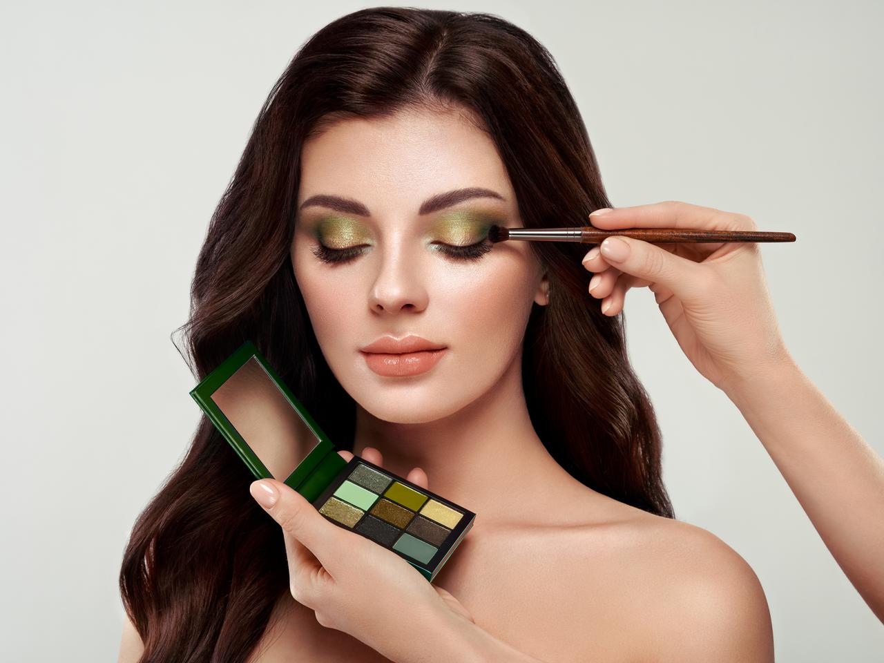 老け見えの原因は「アイシャドウ」？3歳若返るプロのアイメイク術