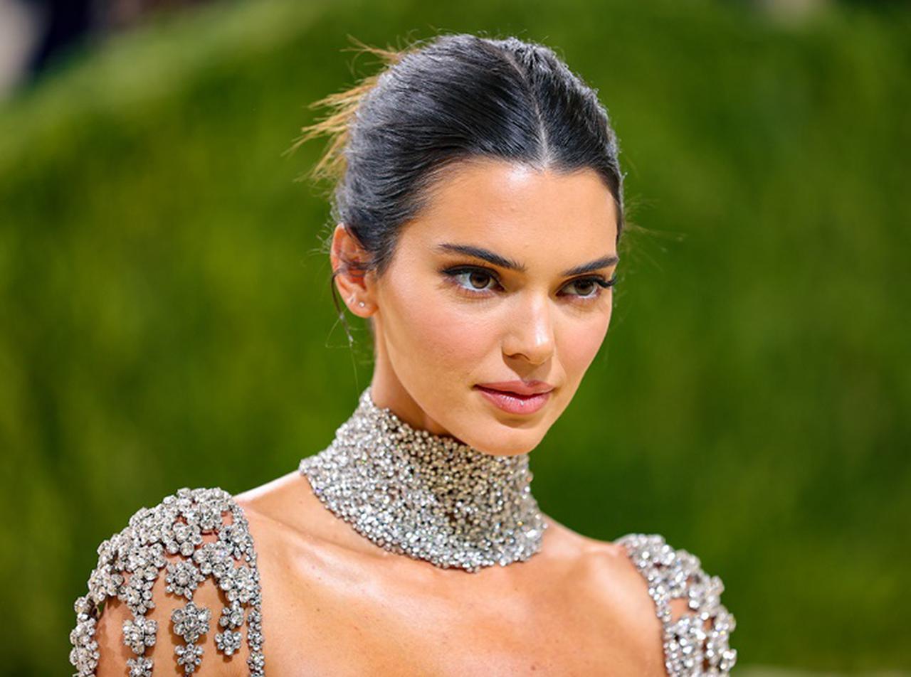 ケンダル・ジェンナー、『マイ・フェア・レディー』のオードリーをオマージュ【メットガラ2021】