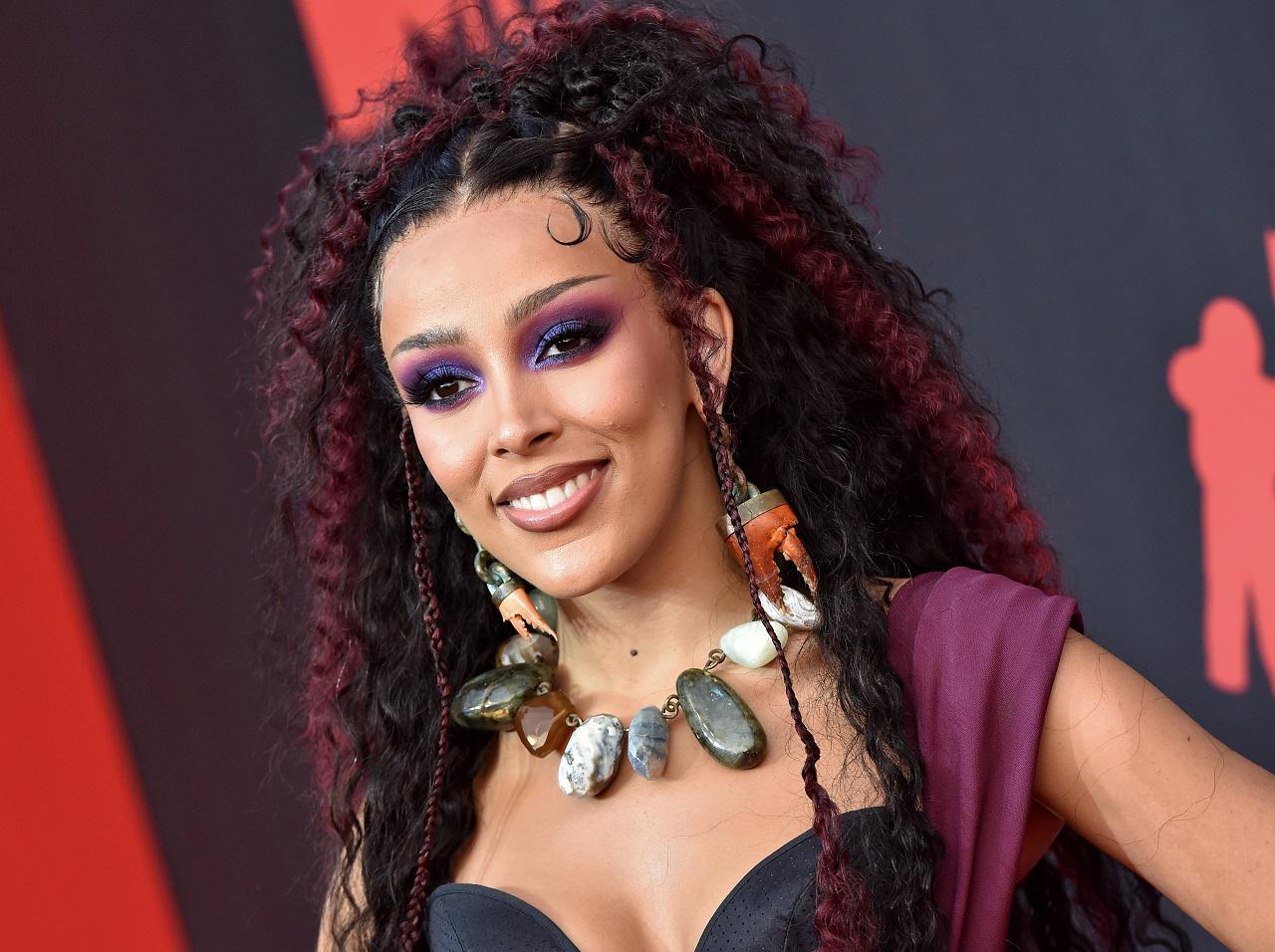 発色抜群!ドージャ・キャットのVMAメイクで使われたアイシャドウとは?