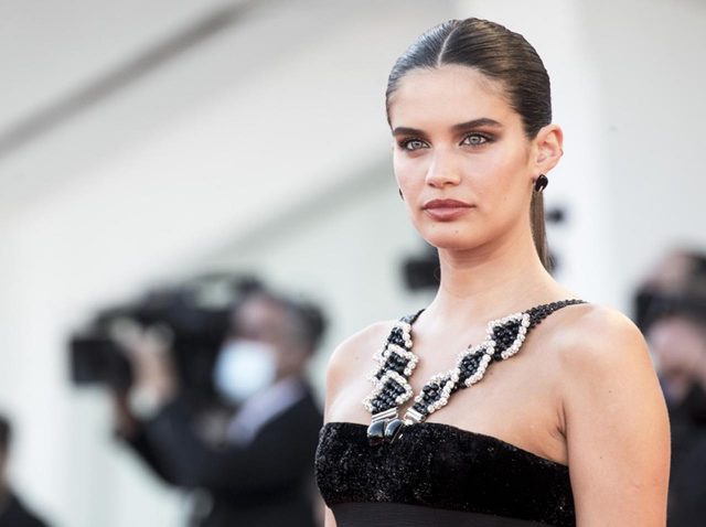 サラ・サンパイオ、アルマーニのヴィンテージドレスをアレンジ