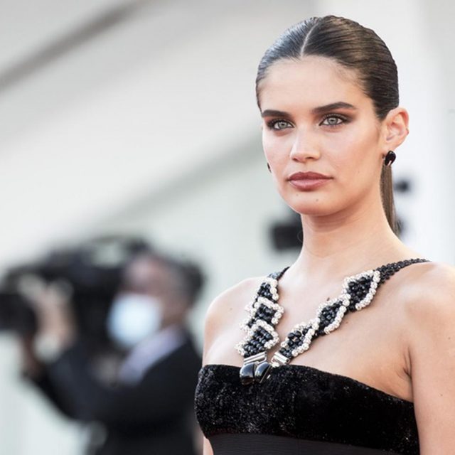サラ・サンパイオ、アルマーニのヴィンテージドレスをアレンジ