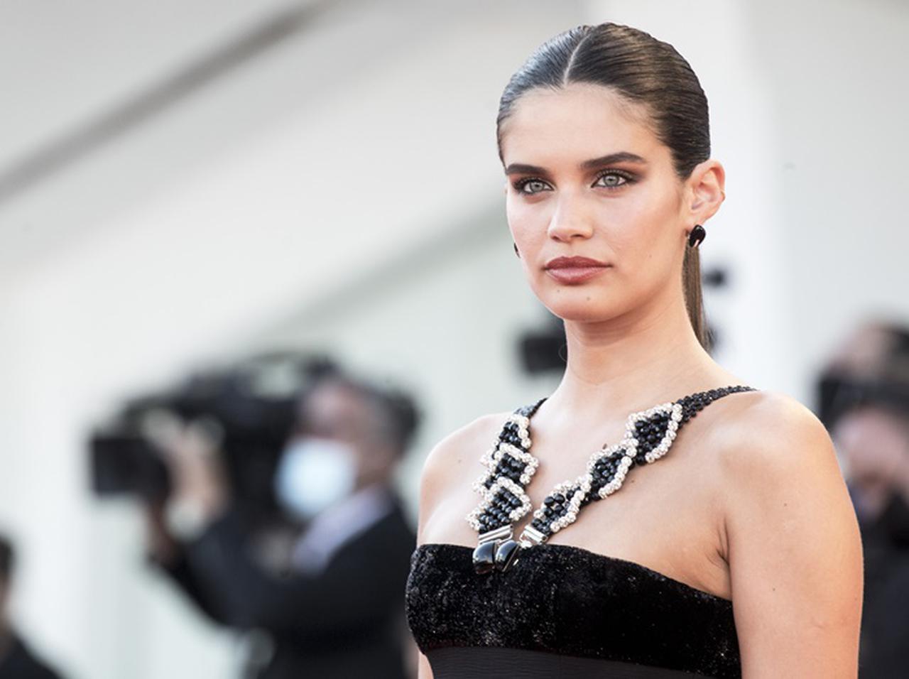 サラ・サンパイオ、アルマーニのヴィンテージドレスをアレンジ