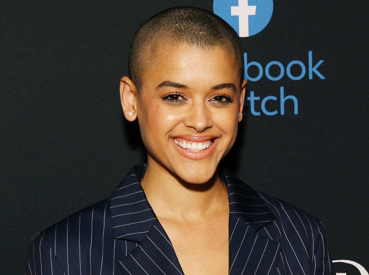 『ゴシップガール』の坊主美女、ジュリアン役のジョーダン・アレクサンダーってどんな人？【特集】