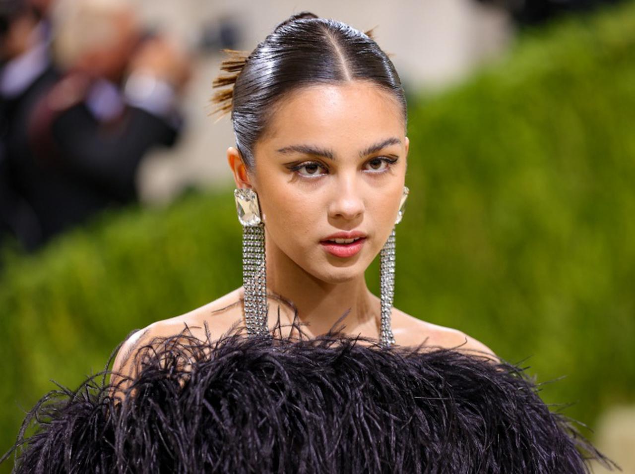 オリヴィア・ロドリゴがメットガラにデビュー！ボディスーツでパンクに決める