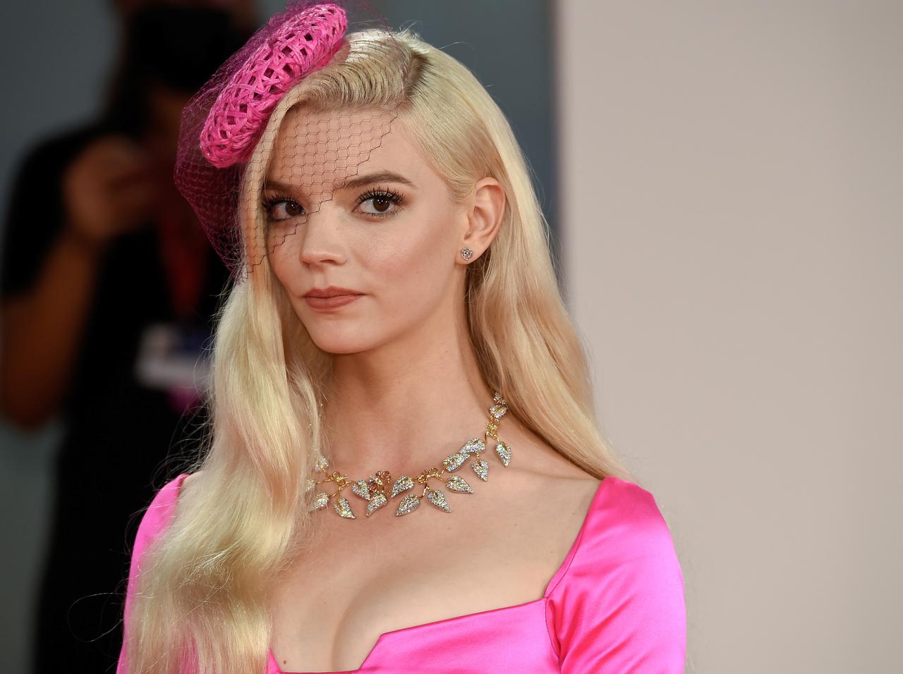 アニャ・テイラー=ジョイの“全身ピンク”コーデ、リアルバービーすぎて可愛すぎる!