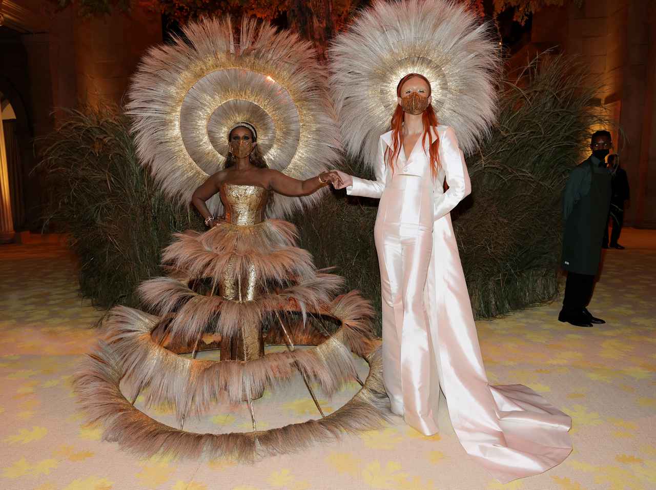 デヴィッド・ボウイ妻、モデルのイマンが「黄金に輝く太陽」に…【メットガラ】