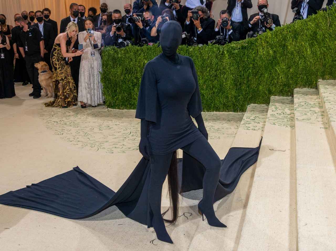 キム・カーダシアンの覆面ファッション、その下のメイクはどうなっていた?