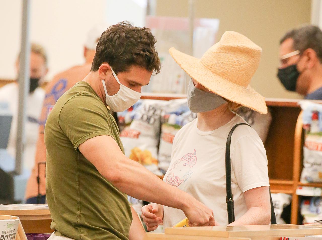 『ゲーム・オブ・スローンズ』リアル夫妻、キット・ハリントンの“あれ”をローズ・レスリーが直してあげる姿にキュン!