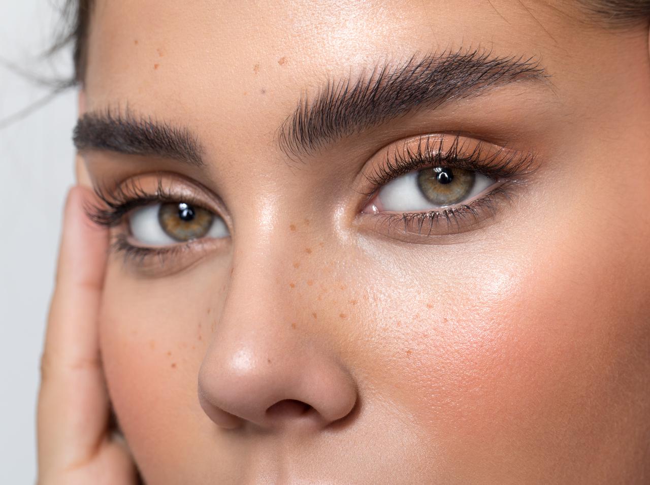 「眉マスカラ」は塗り方が肝心!今っぽいふさふさ眉に仕上げるちょっとしたコツ