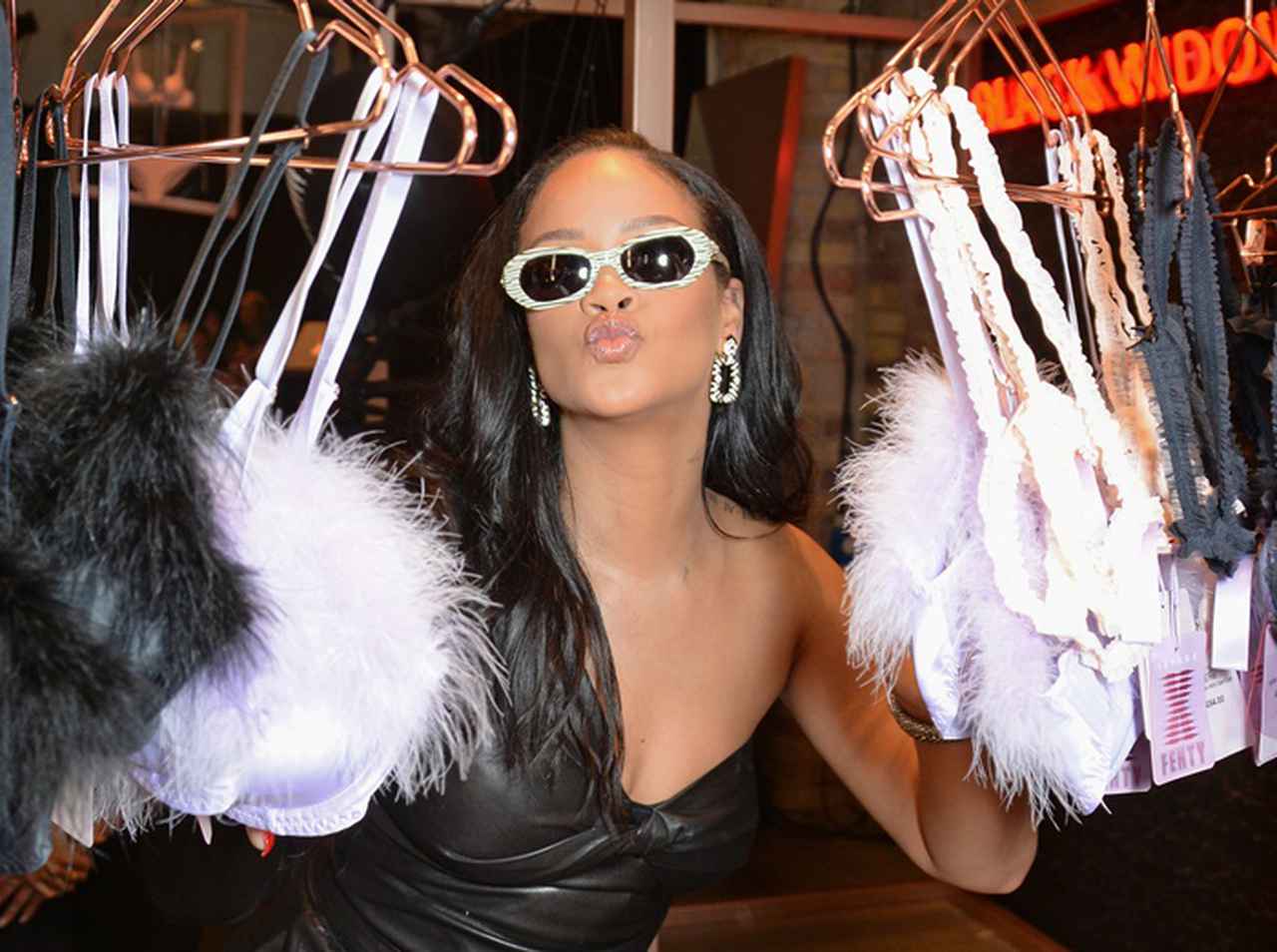 リアーナのセクシーな下着のショーに、ディズニー・チャンネル・スターが参加