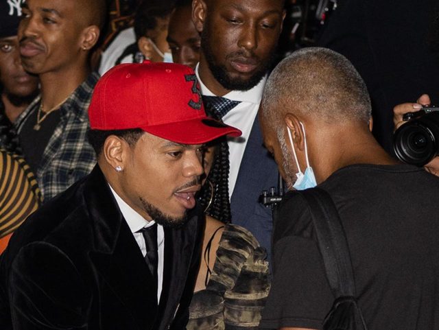 チャンス・ザ・ラッパー、メットガラ終わりにホームレスに100ドル札を手渡し